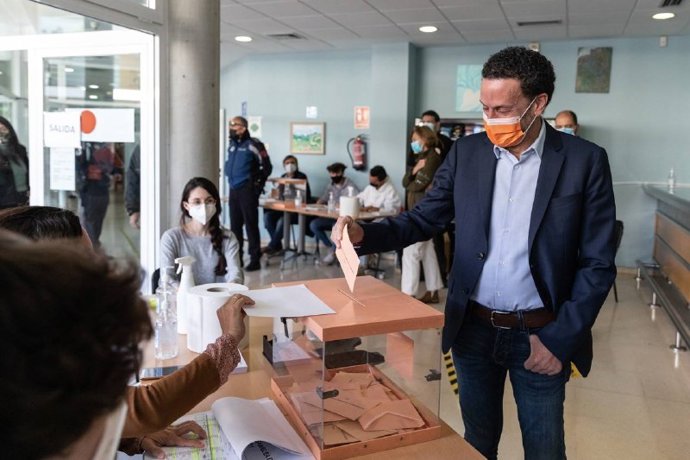 El candidato de Ciudadanos a la Presidencia de la Comunidad de Madrid, Edmundo Bal, ejerciendo su derecho a voto en el Centro Cultural Alfredo Kraus de Fuencarral El Pardo.