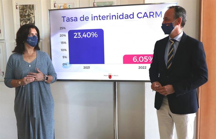 El consejero de Economía, Hacienda y Administración Digital, Javier Celdrán, y la directora general de Función Pública, Carmen María Zamora, durante la comparecencia para analizar la evolución de la tasa de interinidad