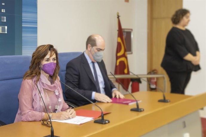 Archivo - La consejera de Empleo y Políticas Sociales, Ana Belén Álvarez, y el director del Servicio Cántabro de Empleo, José Manuel Callejo