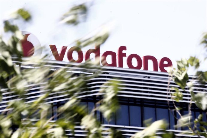 Archivo - Logo de Vodafone en el edificio de la compañía telefónica en Madrid, situada en Avenida de América, 115.