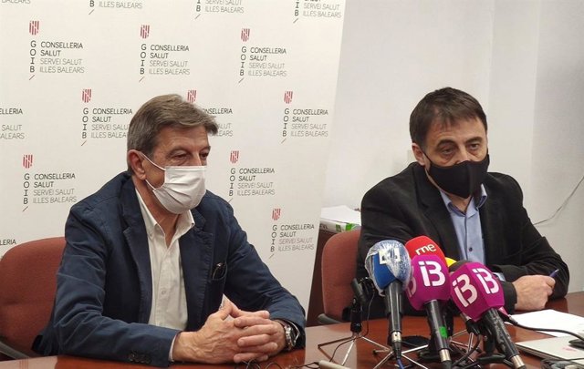 El presidente del Cofib, Antoni Real, y el director de Gestión y Presupuestos del Servicio de Salud, Manuel Palomino Chacón.