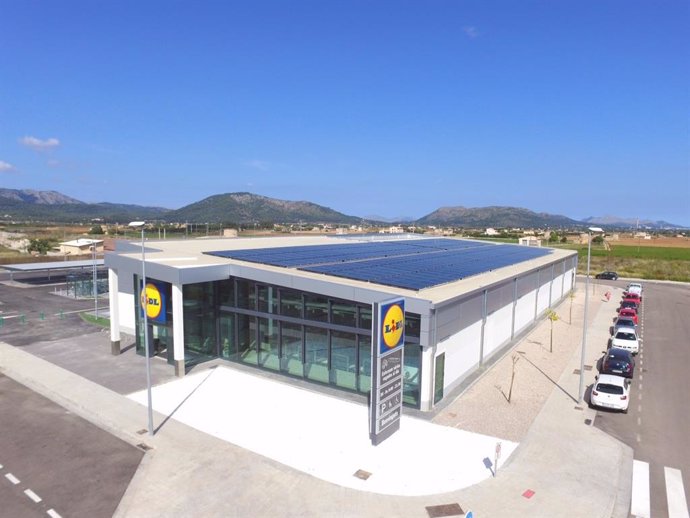 Instalación de placas solares de SolarProfit en un establecimiento de Lidl