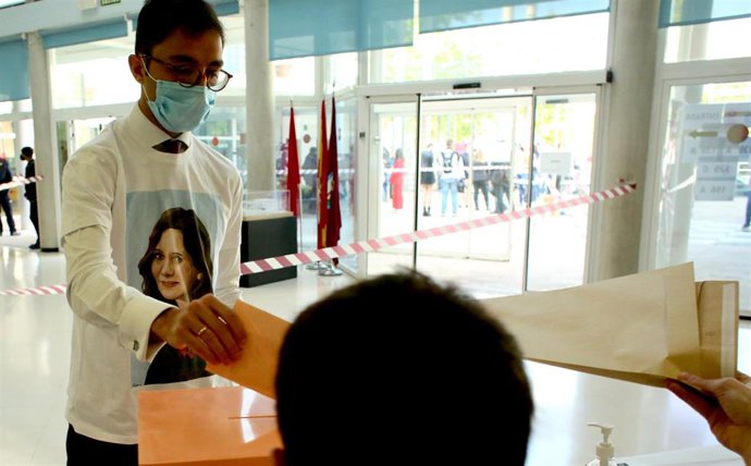 Un hombre acude a votar con una camiseta de Isabel Díaz Ayuso en el Centro cultural Alfredo Krauss, a 4 de mayo de 2021, en Madrid (España). 