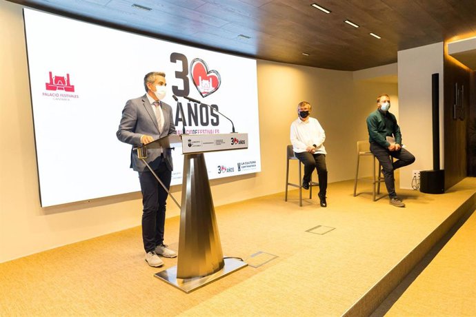 El vicepresidente regional, Pablo Zuloaga, en la rueda de prensa de presentación de las inversiones en el Palacio de Festivales