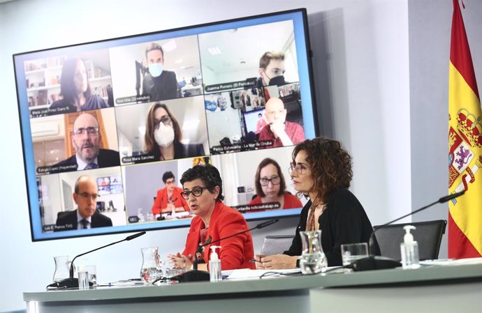 (I-D) La ministra de Asuntos Exteriores, UE y Cooperación, Arancha González Laya; y la ministra de Hacienda, María Jesús Montero; en una rueda de prensa posterior al Consejo de Ministros, a 27 de abril de 2021, en el Complejo de la Moncloa, Madrid, (Esp