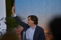 Almeida acude a votar "optimista pero no confiado" y pide a quien gane que se centre en problemas de los madrileños