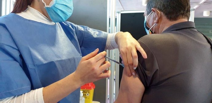 Archivo - Vacunas contra el coronavirus que se inoculan en el Palacio de Exposiciones de La Magdalena, en Avilés.