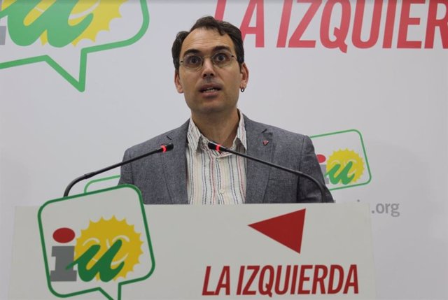 Archivo - El coordinador general de IU Andalucía y portavoz de Adelante Andalucía, Toni Valero, en rueda de prensa en Málaga en una foto de archivo.