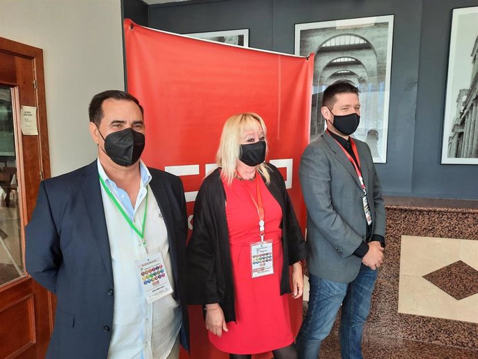 El secretario general de la Federación de Construcción y Servicios de CCOO de Extremadura, Mateo Guerra; la máxima responsable regional del sindicato, Encarna Chacón; y el responsable estatal de dicha federación, Daniel Barragán