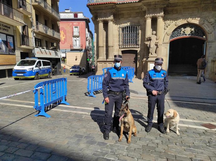Miembros de la Unidad Canina de la Policía Municipal de Pamplona.