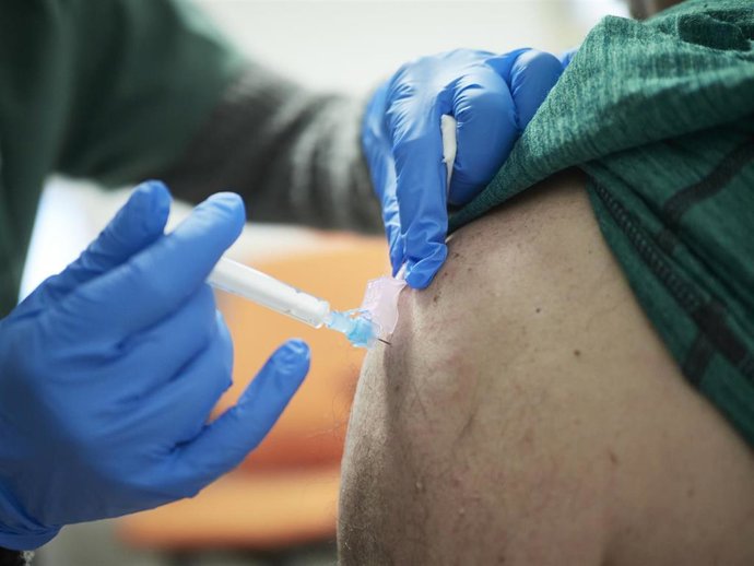 Una sanitaria vacuna contra el Covid-19 a una persona