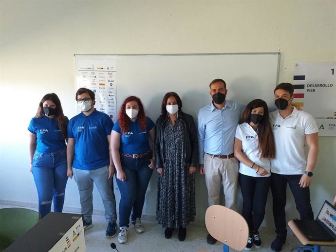 La delegada de Educación en Huelva, Estela Villalba, en el IES La Arboleda, en Lepe.