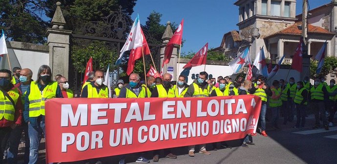 Concentración de delegados del Metal ante la sede de Asime en Vigo.