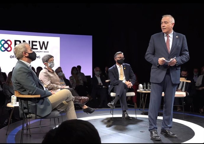 Archivo - El primer teniente de alcalde de Barcelona, Jaume Collboni; la delegada del Gobierno en Catalunya, Teresa Cunillera; el conseller de Empresa y Conocimiento de la Generalitat, Ramon Tremosa, y el delegado especial del Estado en el CZFB, Pere Na