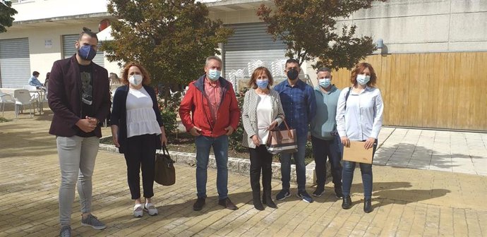 Cargos públicos y de la dirección provincial de IU apoyó a la alcaldesa de Láchar, María Nieves López, en el centro, ante los juzgados de Santa Fe