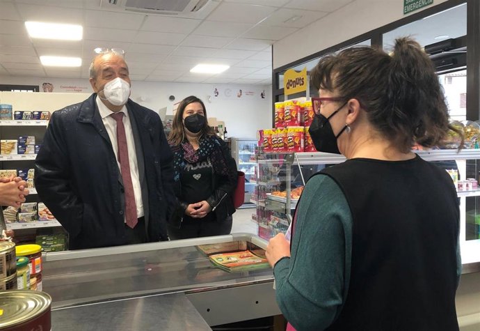 El presidente de la DPT,  Manuel Rando, y la diputada María Ariño en una vista al multiservicio rural de Torrevelilla.