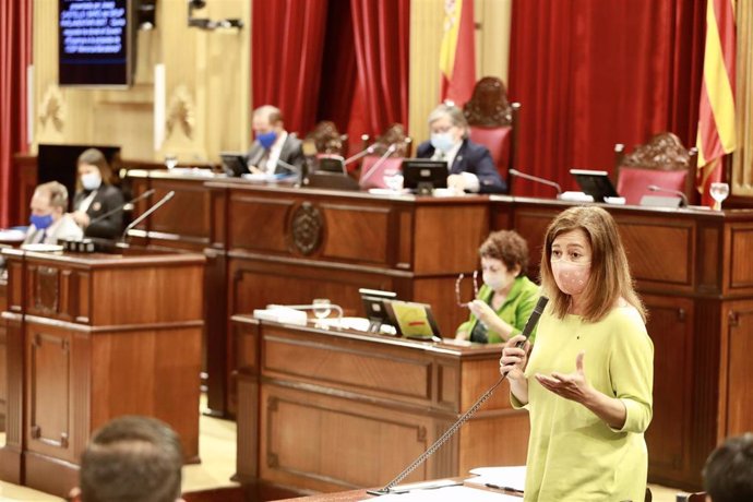 La presidenta del Govern, Francina Armengol, en el pleno del Parlament.