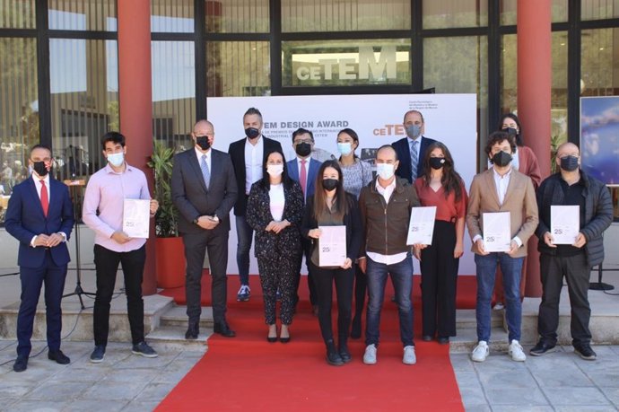 La Consejera De Empresa, Empleo, Universidades Y Portavocía, Valle Miguélez, Junto A Los Premiados En La 25 Edición De Los Cetem Design Award
