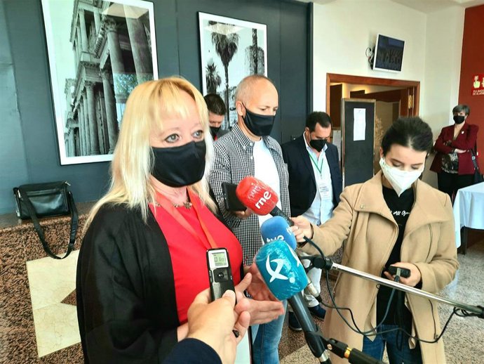 La secretaria general de CCOO de Extremadura, Encarna Chacón, en declaraciones a los medios