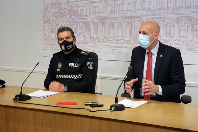 El alcalde de León, José Antonio Diez, junto al intendente jefe de la Policía Local, Ángel Ordás.