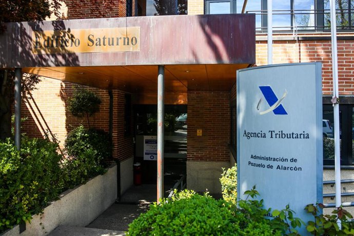 Exterior de una oficina de la Agencia Tributaria el día en el que arranca la Campaña de la Renta 2020.