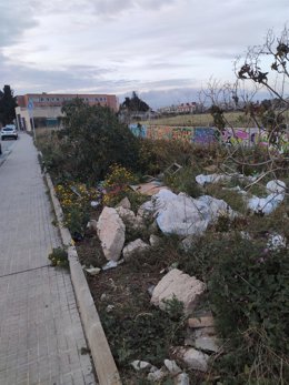 Inmediaciones del Torrent Gros a la altura de El Rafal Vell lleno de escombros y basura