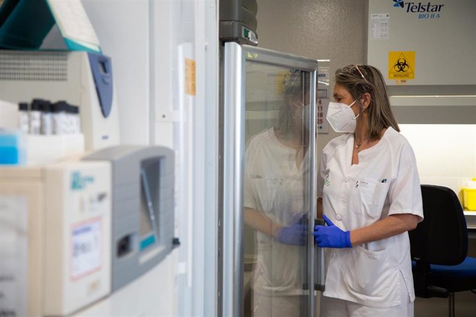 Una investigadora trabaja en  laboratorio de Microbiología 