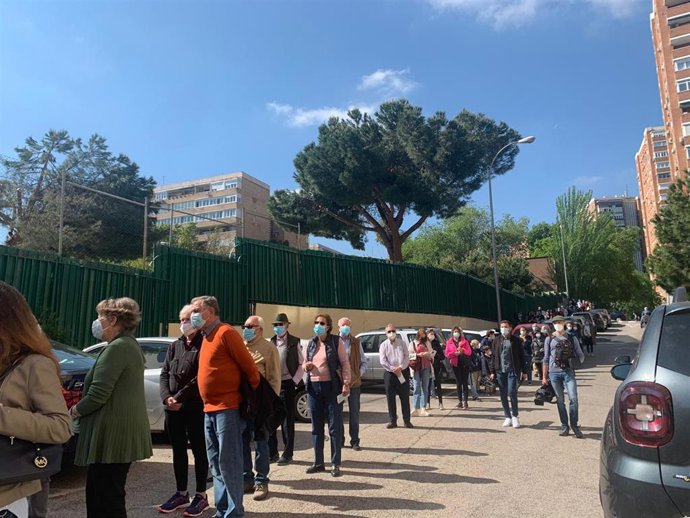 Largas colas en las puertas de los colegios electorales durante la jornada electoral