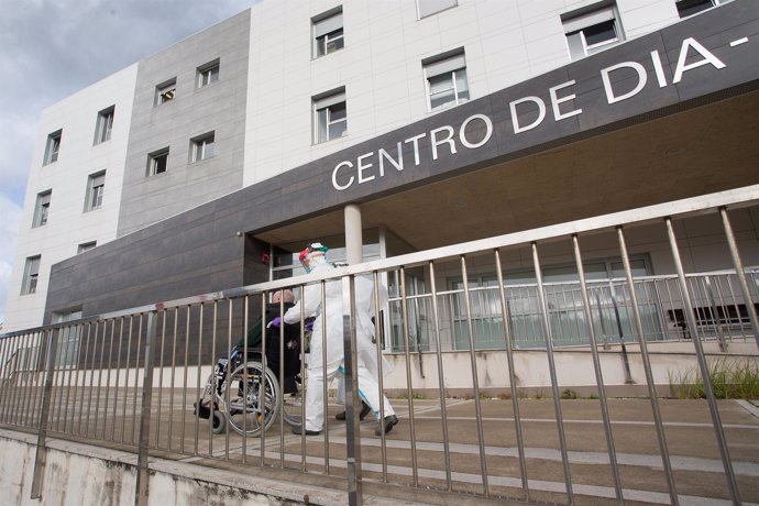 Archivo - Un trabajador sanitario totalmente protegido acude a buscar a un anciano en una residencia de Lugo.