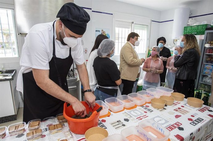 El alcalde de Huelva, Gabriel Cruz, visita el proyecto 'Cocina Familiar Comunitaria'.