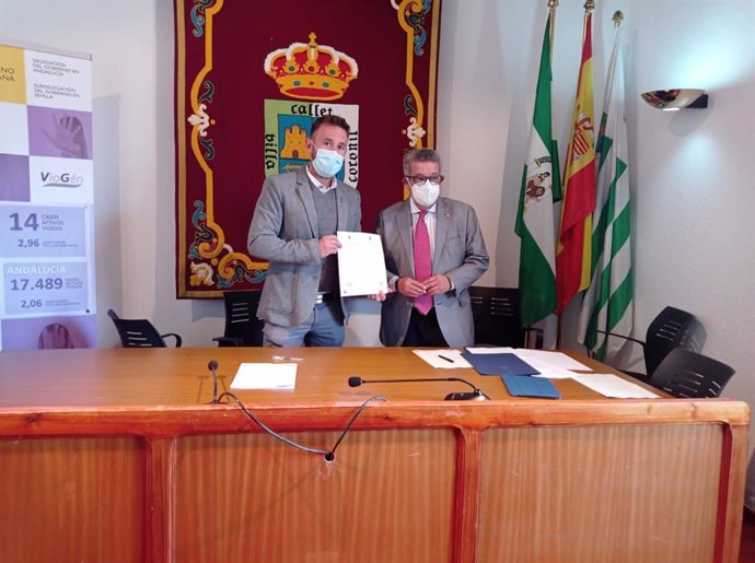 Toscano y el alcalde de El Coronil, en el acto de entrega del convenio de VioGén