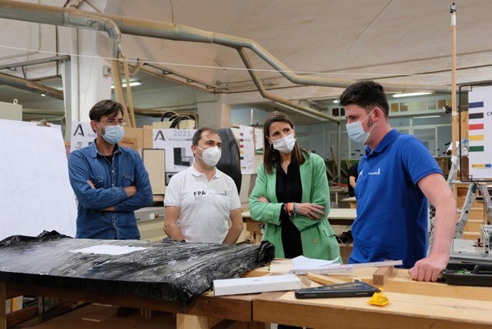 La delegada de Educación en Málaga, Mercedes García Paine, visita dos centros educativos de Málaga que compiten en las olimpiadas de FP