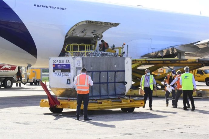 Archivo - Paraguay recibe el primer lote de vacunas contra la COVID-19 de COVAX.
