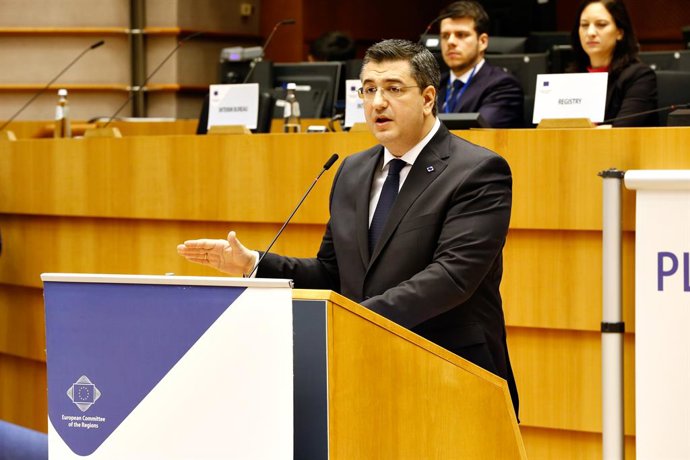 Archivo - Foto de archivo del presidente del Comité de las Regiones de la UE, Apostolos Tzitzikostas, durante una rueda de prensa en el marco de la sesión plenaria 138 del Comité, en la que fue elegido presidente en Bruselas (Bélgica) a 12 de febrero de