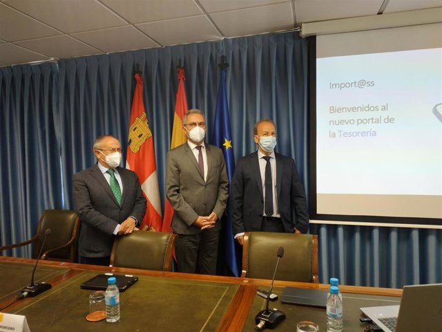 El delegado del Gobierno, en el centro, junto al subdelegado, Emilio Álvarez Villazán, a la izquierda, y el director provincial del INSS, Jerónimo González.