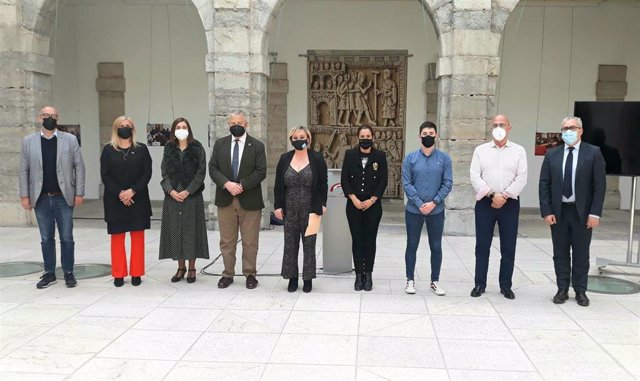 Acto con motivo del Día Internacional contra el Acoso Escolar celebrado en el patio del Parlamento de Cantabria
