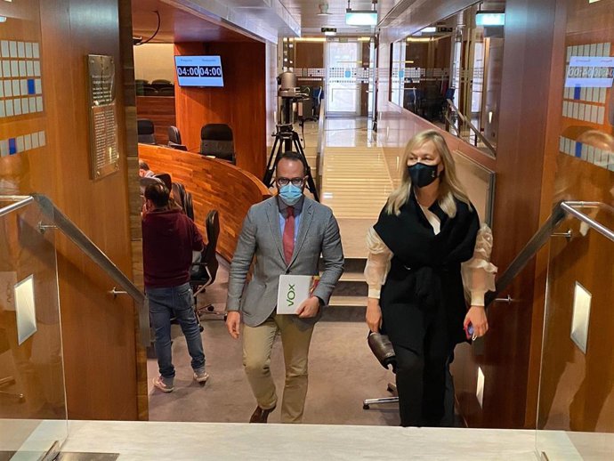 Los diputados de Vox, Ignacio Blanco y Sara Álvarez, abandonan el hemiciclo en protesta por las intervenciones en asturiano.