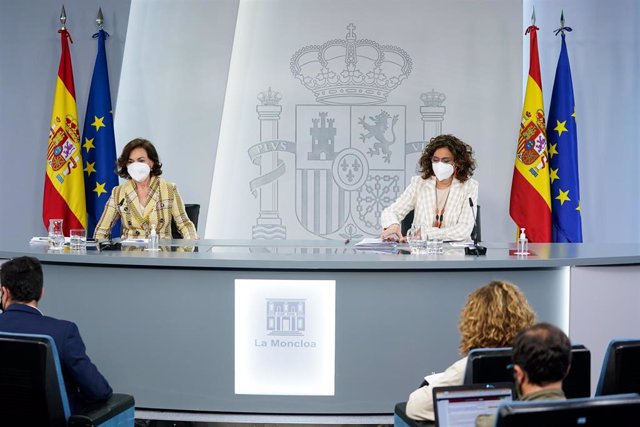 La vicepresidenta primera, Carmen Calvo (i), y la ministra portavoz, María Jesús Montero (d) comparecen en rueda de prensa posterior al Consejo de Ministros en Moncloa, a 4 de mayo de 2021, en Madrid (España). 