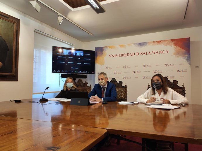 El rector de la USAL (centro), Ricardo Rivero, presenta la convocatoria 'Usal4Excellente'.