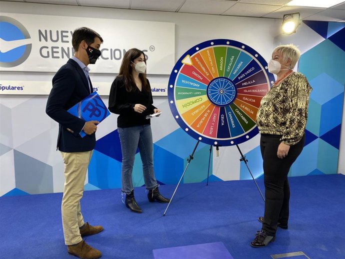 La presidenta de Nuevas Generaciones de Aragón, Tatiana Gaudes; el diputado al Congreso Pedro Navarro; y la diputada autonómica Pilar Gayán.