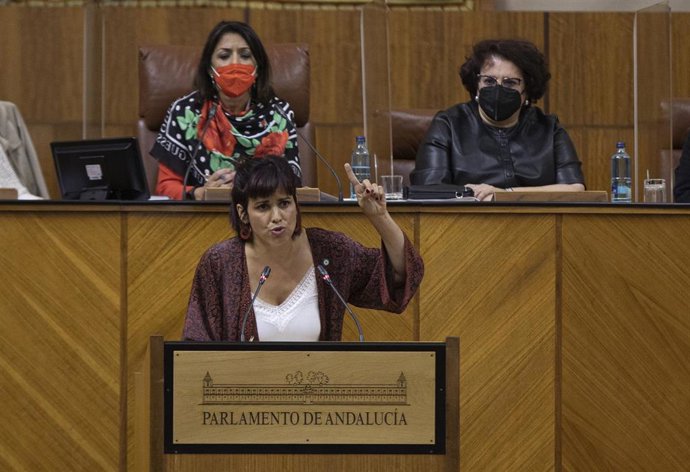 La diputada no adscrita Teresa Rodríguez (c), en una intervención en el Parlamento de Andalucía. 