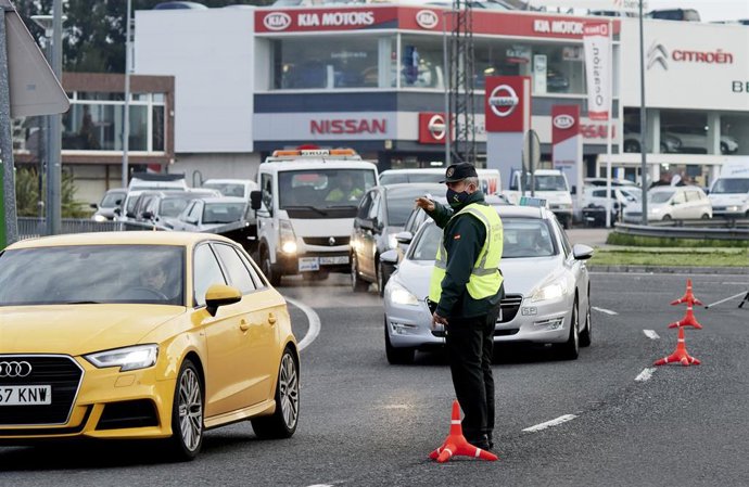 Archivo - Agentes de la Guardia Civil dan el alto a vehículos durante un control 