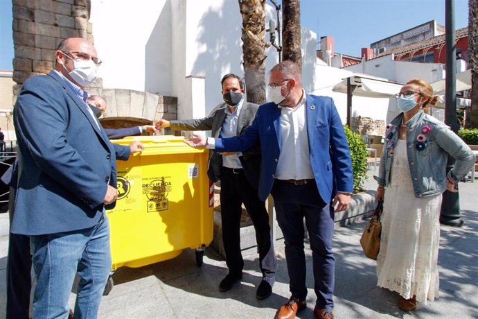Autoridades en la demostración de reciclaje con Reciclos en Mérida