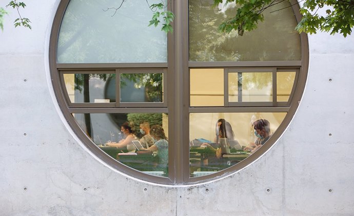 Archivo - Estudiantes de la UPNA durante una clase.