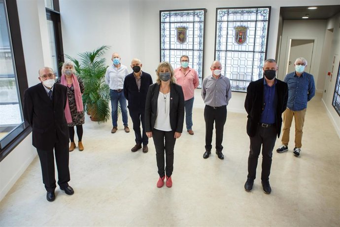 Guillermo Múgica, fundador de Foro Gogoa; Ana Ollo, consejera de Relaciones Ciudadanas, y Martín Zabalda, director general de Paz, Convivencia y Derechos Humanos, acompañados por representantes del foro y del Gobierno de Navarra