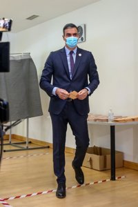 Sánchez anima a votar, entre abucheos y aplausos, un Gobierno que garantice la recuperación en todo Madrid