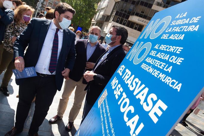 El presidentre Fernando López Miras, a la izquierda, y Antonio Luengo, a la derecha, en el acto de recogida de firmas a favor del trasvase