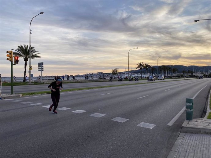 Archivo - Personas paseando en el paseo Marítimo de Palma.