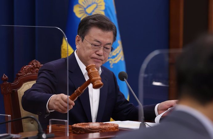 27 April 2021, South Korea, Seoul: South Korean President Moon Jae-in opens a cabinet meeting at the presidential office in Seoul. Photo: -/yonhap/dpa