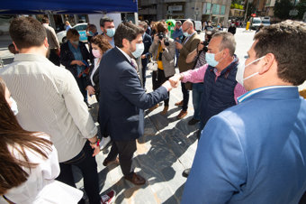 Lopez Miras saluda a asistentes al inicio de la ca